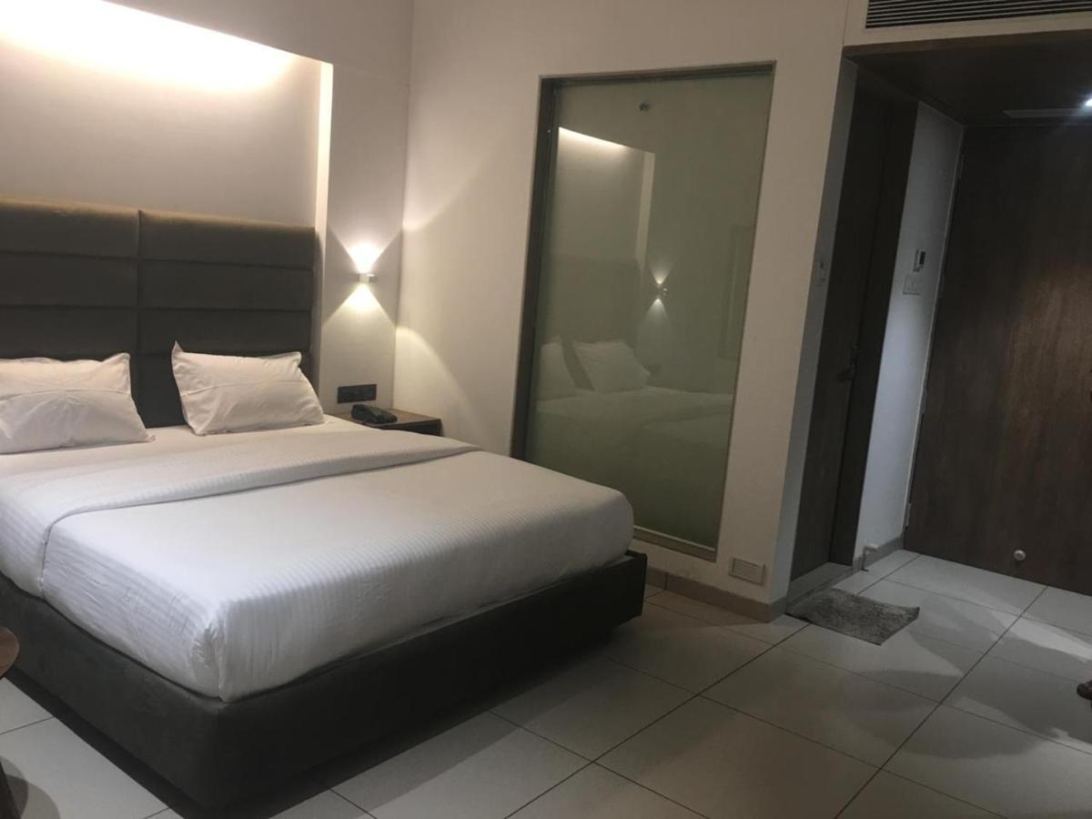 Hotel Regency Surat Eksteriør billede