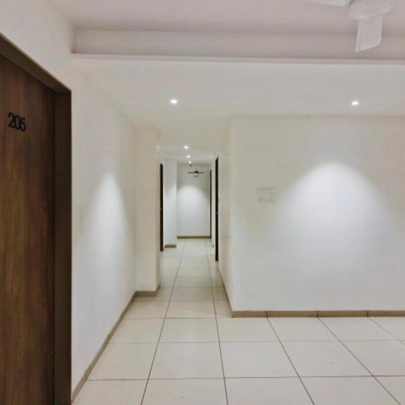 Hotel Regency Surat Eksteriør billede