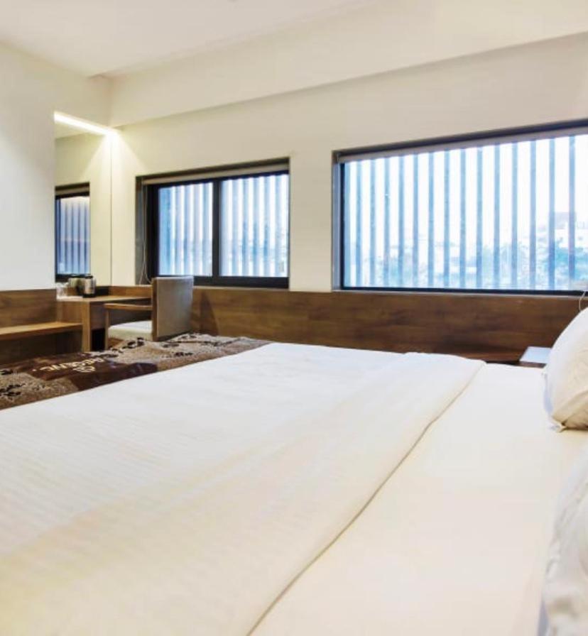 Hotel Regency Surat Eksteriør billede