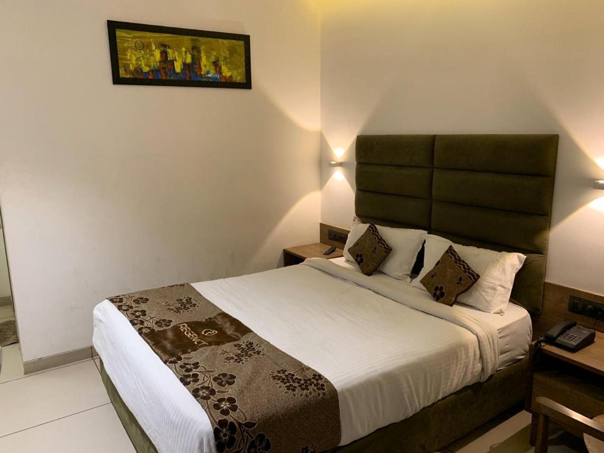 Hotel Regency Surat Eksteriør billede