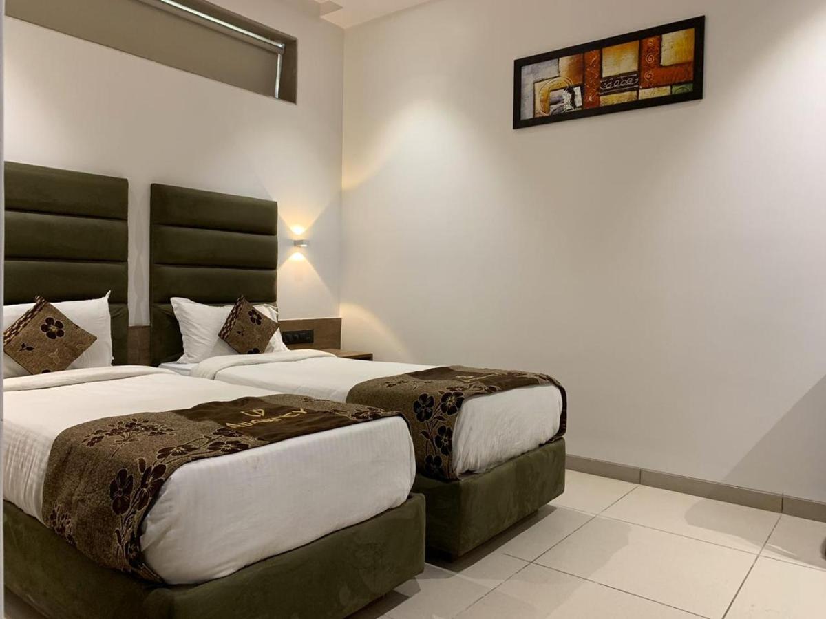 Hotel Regency Surat Eksteriør billede