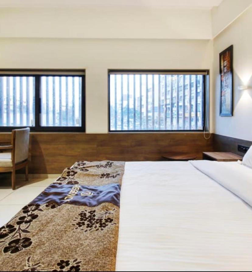 Hotel Regency Surat Eksteriør billede